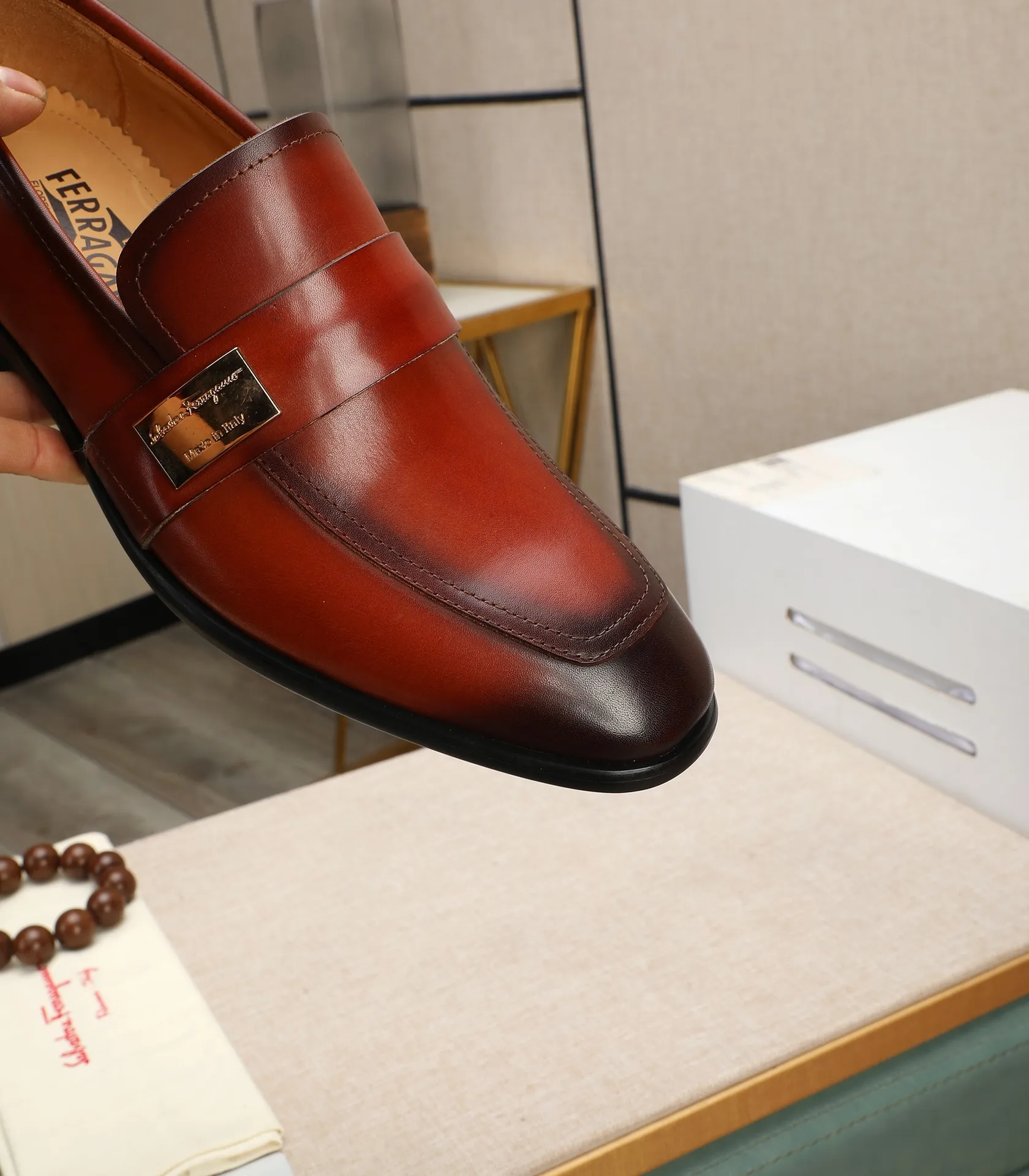 Men's shoes 💰540📛📛(water-dyed cowhide) Salvatore Ferragamo high-end (Salvatore Ferragamo) is the world's top luxury footwear brand. It comes from the fashion kingdom of Italy and is famous all over the world for its traditional handmade design and novel styles...🚶🏻🚶🏻New suit shoes are available simultaneously at the counter. This model is purely handmade. The fabric is imported from Italy's original first-layer cowhide. Soft water-dyed cowhide lining. Original authentic outsole🌀🌀Size: 38➖44 (45 customized)